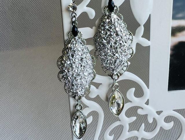 Luxusní crystal - ve stříbrném kamínky náušnice svatba luxusní bižuterie stříbrná luxus náušničky náušky svatební stříbrné ples plesové bižuterní crystal bižu kamínek na ples kamínkové luxury svědek crystals 