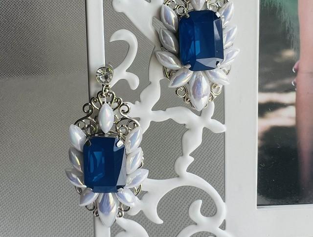 Luxusní crystal - bílomodré šperk šperky kamínky náušnice elegantní bílé retro modré elegance luxusní bižuterie luxus náušničky náušky bižuterní bižu kamínek modrobílé kamínkové bílomodré luxury crystals 