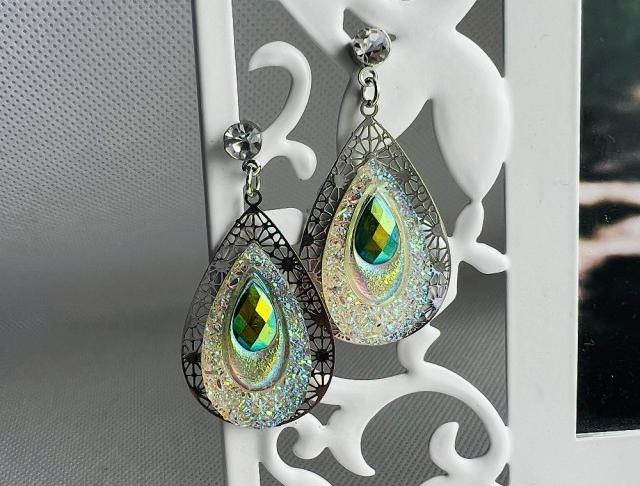 LC kapky - zelenkavé s crystal AB šperk šperky náušnice svatba bižuterie náušničky náušky ples plesové bižuterní crystal bižu zářivé třpytivé crystal ab družička na ples na svatbu kamínkové svědek crystalab 