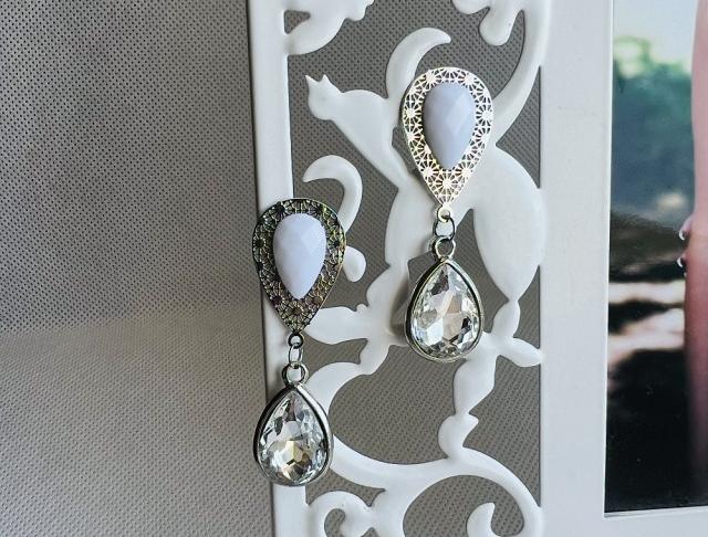 Luxusní crystal - bílé napichovací šperk šperky náušnice elegantní bílá bílé svatba luxusní bižuterie luxus náušničky náušky svatební ples plesové bižuterní bižu zářivé nevěsta družička na ples na svatbu elegant luxury svědek 