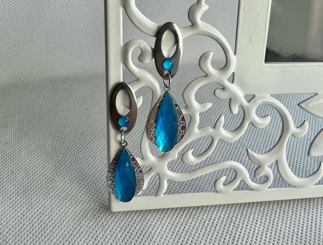 Luxusní crystal - neon modré šperk šperky náušnice modrá elegantní svatba neon modré elegance fialové nerez luxusní bižuterie luxus náušničky náušky ples plesové bižuterní bižu festival zářivé fialkové třpytivé neonové družička na ples na svatbu neonky luxury svědek nerezové zapínání na festival 