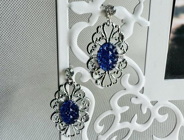 Jemné LC - modré šperk šperky náušnice modrá elegantní svatba jemné modré elegance kapka fialové luxusní bižuterie luxus náušničky náušky kapky slza ples plesové bižuterní bižu festival zářivé fialkové třpytivé družička slzy na ples na svatbu luxury svědek na festival 