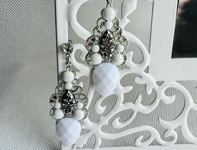 LC klasické - bílo šedé šperk šperky náušnice elegantní bílá šedá bílé svatba šedé elegance fialové luxusní bižuterie luxus náušničky náušky ples plesové bižuterní bižu festival zářivé fialkové třpytivé družička na ples na svatbu luxury svědek na festival 