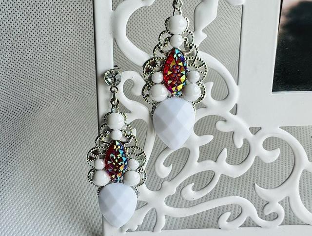 LC klasické - bílo červené červená šperk šperky červené náušnice elegantní bílá bílé svatba elegance fialové luxusní bižuterie luxus náušničky náušky ples plesové bižuterní bižu festival zářivé fialkové třpytivé družička na ples na svatbu luxury svědek maturák maturiťák na festival maturitní ples 