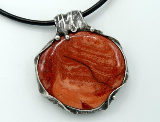 Dotek magie (jaspis) náhrdelník přívěsek kámen cín červený minerál jaspis přívěs noc amulet mosaz kambaba 