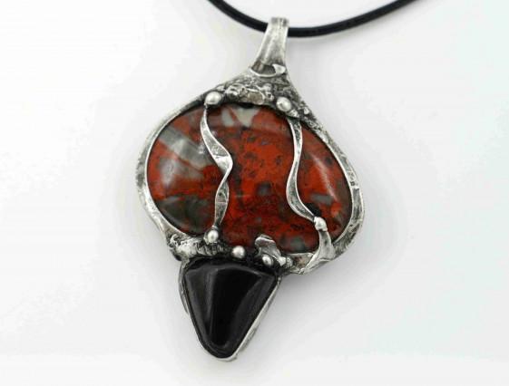 Inferno (jaspis brekcie) náhrdelník přívěsek kámen cín červený minerál jaspis přívěs amulet mosaz brekcie gagát 
