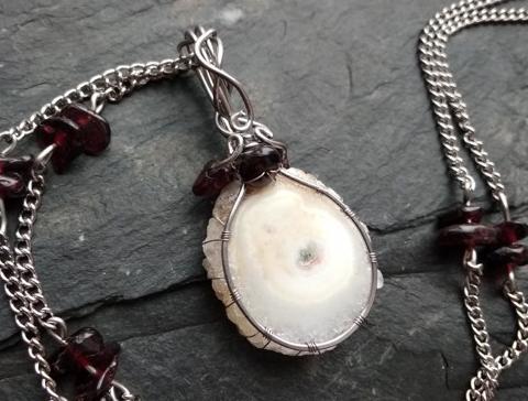 Křišťálová růže s granátky šperky dárek svátek výročí řetízek nerez ocel minerály wire-wrapping kameny drátkování ruční výroba pro ženy hand-made 