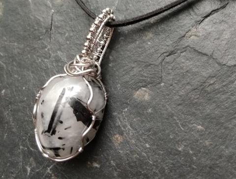 Přírodní křišťál s inkluzemi šperky dárek svátek výročí řetízek nerez ocel minerály wire-wrapping kameny drátkování ruční výroba pro ženy hand-made 