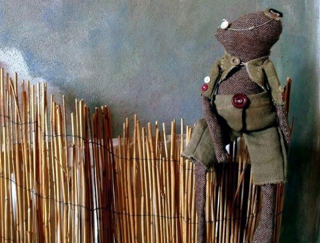 Ropušák Žbluňk hračka retro žába knoflík kalhoty sako tvíd anglie knoflíky žabák starobylý sáčko kalsika 