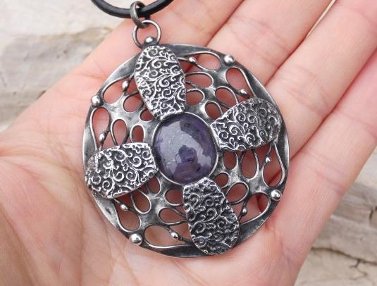 Amulet s rubínem -cínovaný přívěsek