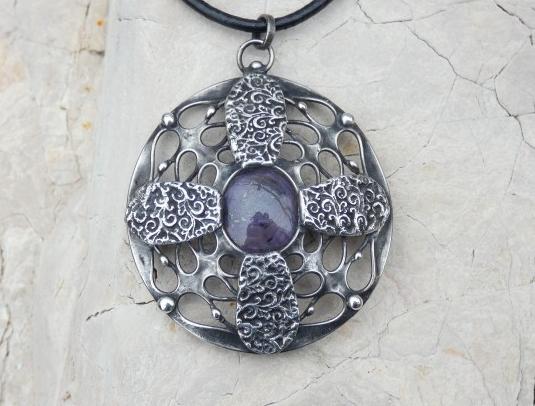 Amulet s rubínem -cínovaný přívěsek