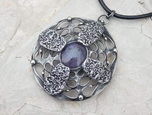 Amulet s rubínem -cínovaný přívěsek