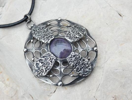 Amulet s rubínem -cínovaný přívěsek