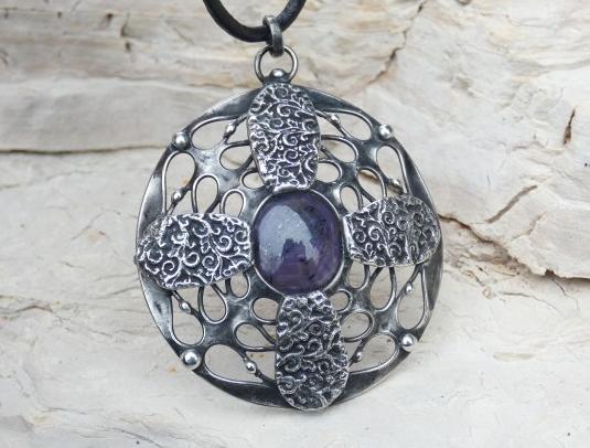 Amulet s rubínem -cínovaný přívěsek