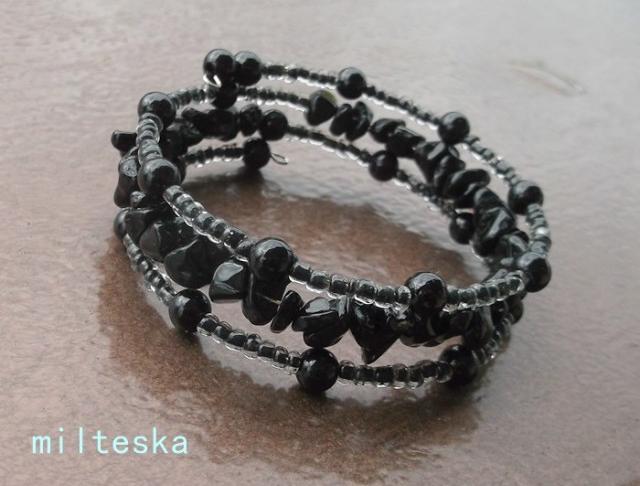 náramek s onyxem polodrahokam náramek korálky černá šedá minerál zlomky onyx černý modní doplněk 