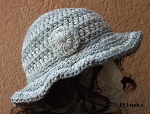 háčkovaná čepice-modrá