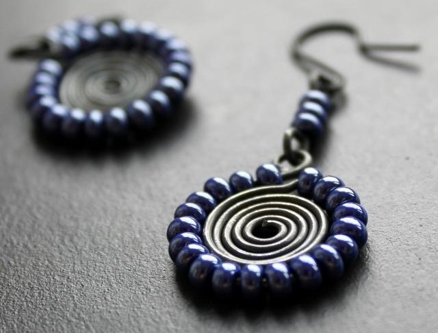 Temně modré lesklé oko elegantní květ kytička kytka spirála luxusní autorský výrazné rudá autorské očko spirály spirálka spirálky rudý jedinečné očka osobité 