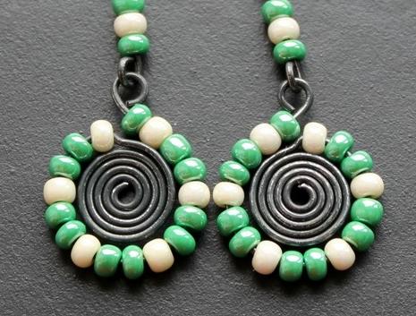 Zelené a krémové oko elegantní květ kytička kytka spirála luxusní autorský výrazné rudá autorské očko spirály spirálka spirálky rudý jedinečné očka osobité 