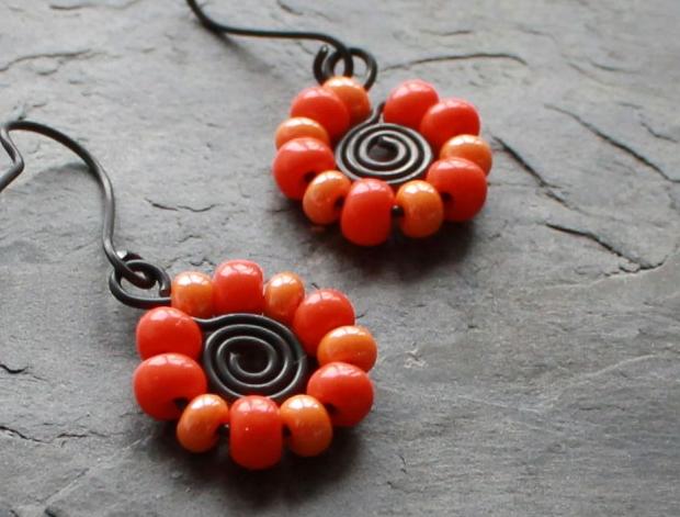 NÁUŠNICE ORANŽOVÁ KYTKA oko elegantní květ kytička kytka spirála luxusní autorský výrazné rudá autorské očko spirály spirálka spirálky rudý jedinečné očka osobité 