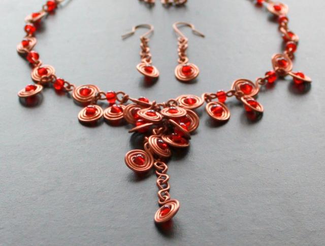 PAVÍ ČERVENÝ V MĚDI elegantní sada nebe spirála výrazný autorský výrazné čirá obloha jedinečný komplet handmade jedinečné 