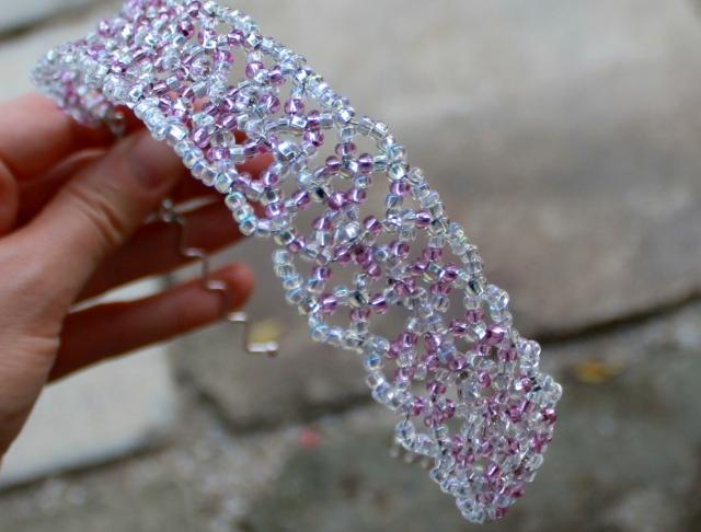 ČELENKA S PURPUROVÝMI KORÁLKY korálky čelenka perličky české sklo obroučka tiara czech beads 