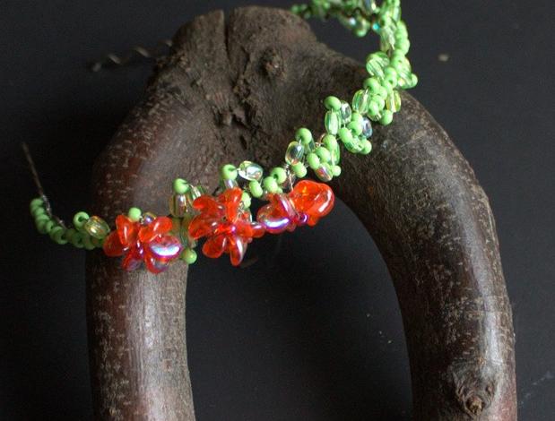 ZELENÁ ČELENKA S ORANŽOVÝMI KVĚTY korálky svatba čelenka perličky svatební ples plesový fascinátor české sklo obroučka tiara czech beads 
