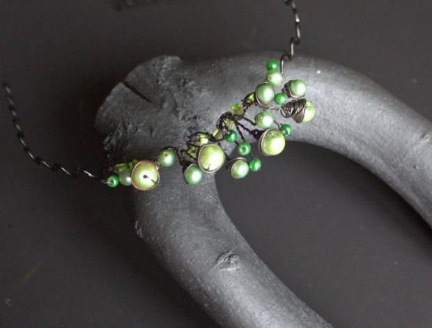 FASCINUJÍCÍ FASCINÁTOR ZELENÝ korálky svatba čelenka perličky svatební ples plesový fascinátor české sklo obroučka tiara czech beads 