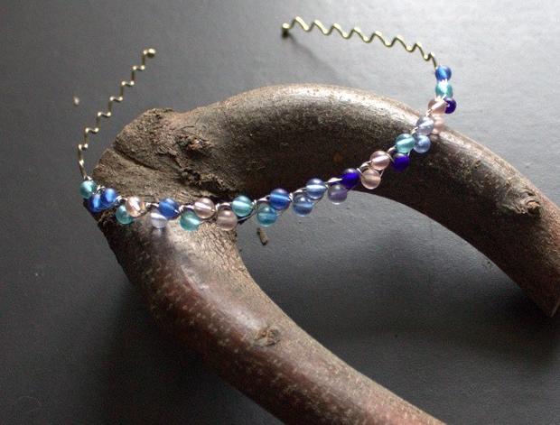 MODRÉ A RŮŽOVÉ KUTÁLENÍ korálky svatba čelenka perličky svatební ples plesový fascinátor české sklo obroučka tiara czech beads 