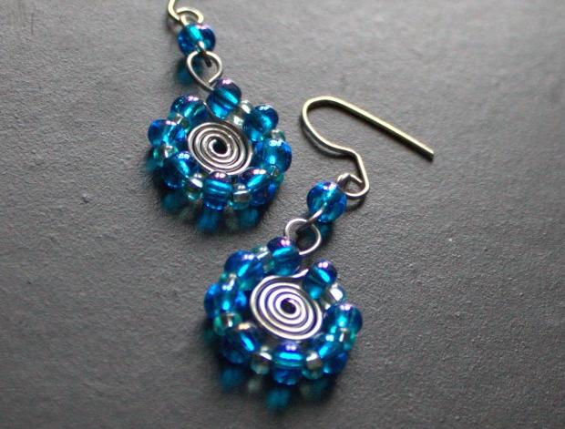 NÁUŠNICE BLEDĚMODRÁ KYTKA oko elegantní květ kytička kytka spirála luxusní autorský výrazné rudá autorské očko spirály spirálka spirálky rudý jedinečné očka osobité 