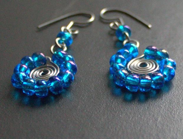 BLĚDĚMODRÁ KYTKA oko elegantní květ kytička kytka spirála luxusní autorský výrazné rudá autorské očko spirály spirálka spirálky rudý jedinečné očka osobité 