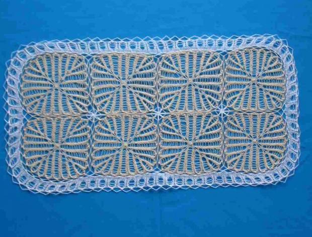 Háčkovaná bílá se srdíčky - 50cm