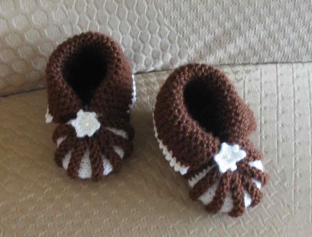 Háčkovaná bílá se srdíčky - 50cm