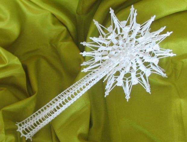 Háčkovaná bílá se srdíčky - 50cm