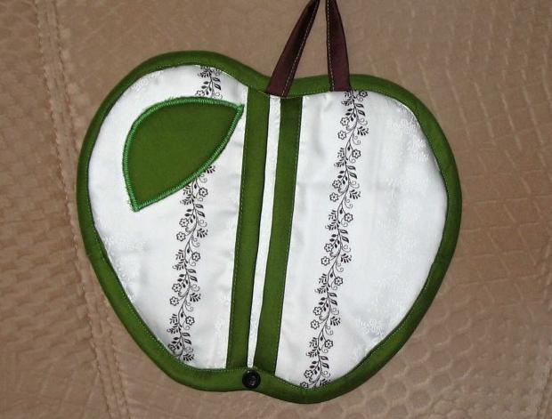 Háčkovaná bílá se srdíčky - 50cm