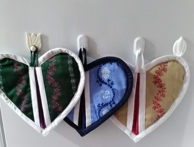 Háčkovaná bílá se srdíčky - 50cm