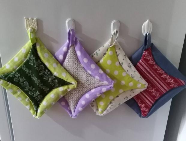 Háčkovaná bílá se srdíčky - 50cm