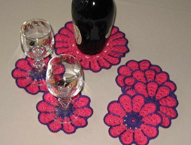 Háčkovaná bílá se srdíčky - 50cm