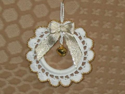 Háčkovaná bílá se srdíčky - 50cm