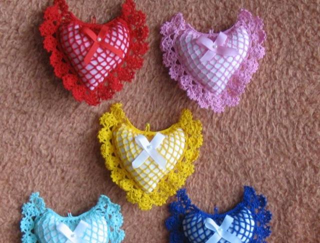 Háčkovaná bílá se srdíčky - 50cm