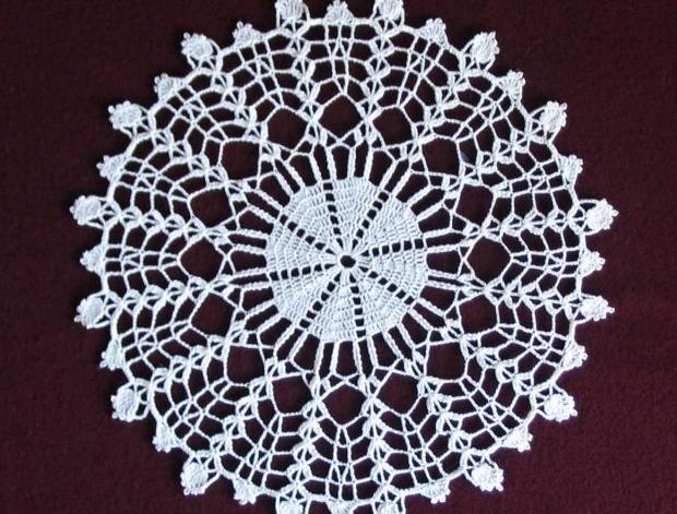 Háčkovaná bílá se srdíčky - 50cm