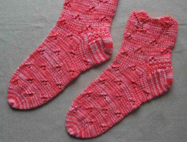 Háčkovaná bílá se srdíčky - 50cm