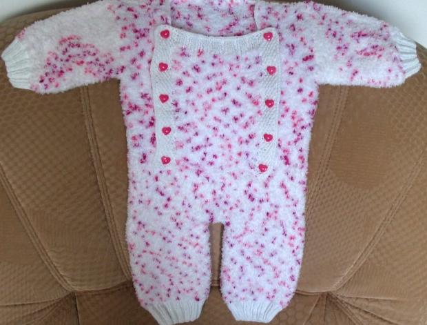 Háčkovaná bílá se srdíčky - 50cm