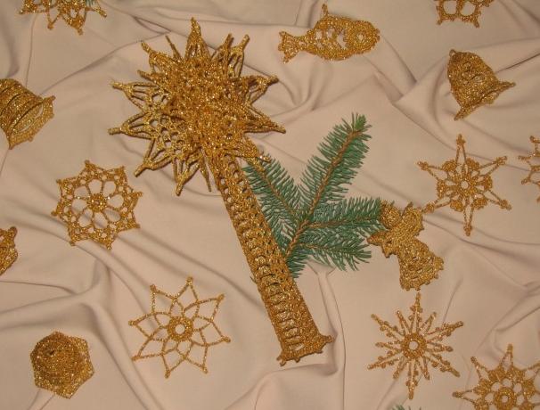 Háčkovaná bílá se srdíčky - 50cm