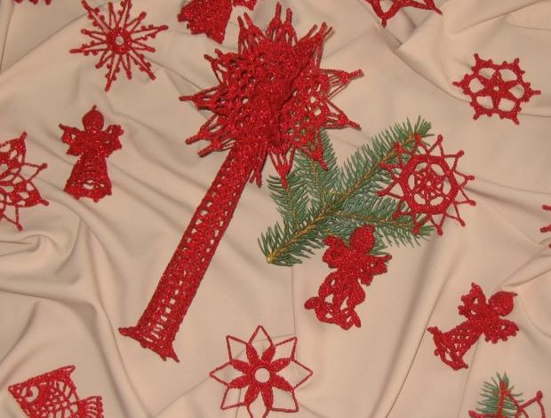 Háčkovaná bílá se srdíčky - 50cm