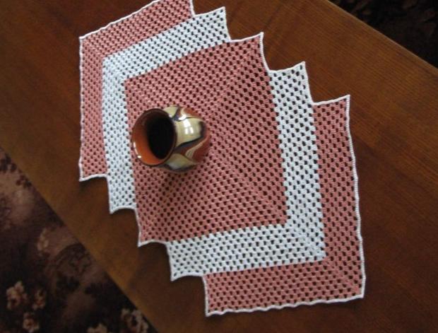 Háčkovaná bílá se srdíčky - 50cm