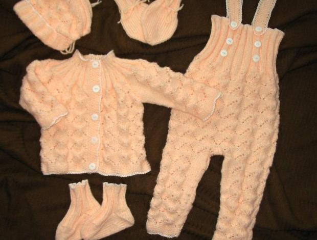 Háčkovaná bílá se srdíčky - 50cm