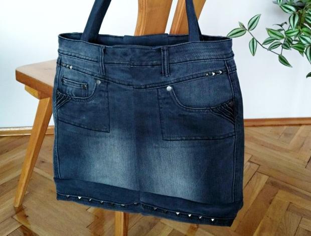 Háčkovaná bílá se srdíčky - 50cm