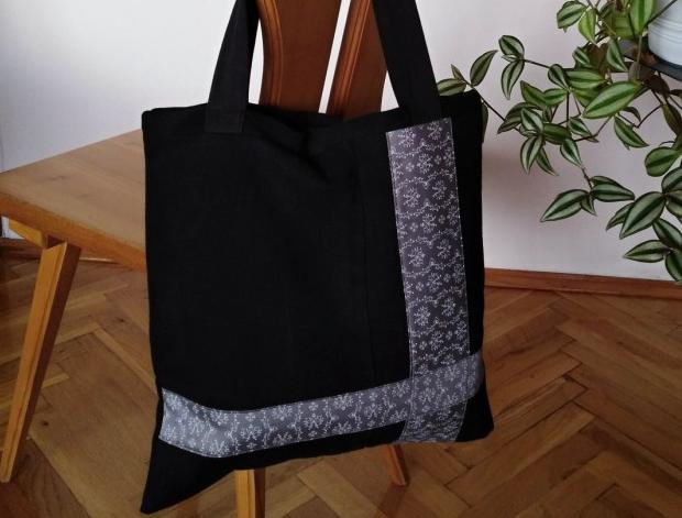 Háčkovaná bílá se srdíčky - 50cm