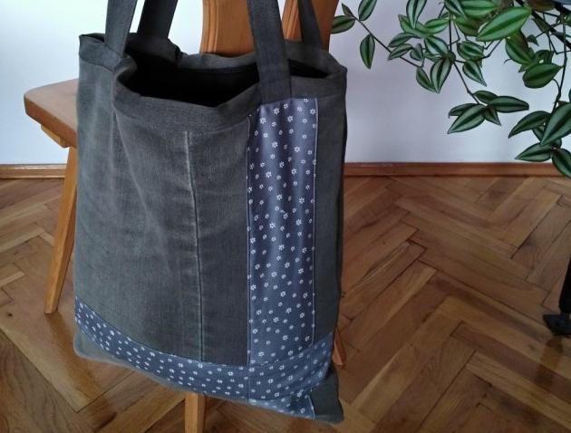 Háčkovaná bílá se srdíčky - 50cm