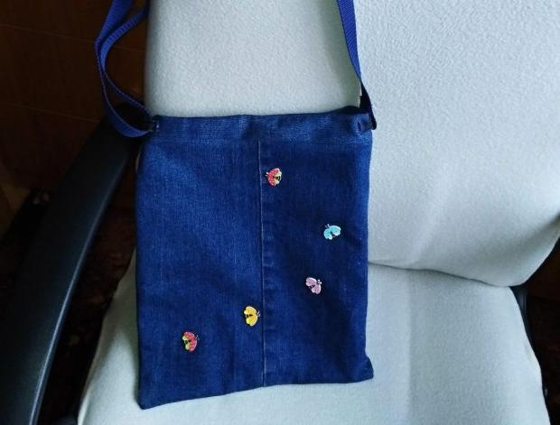 Háčkovaná bílá se srdíčky - 50cm